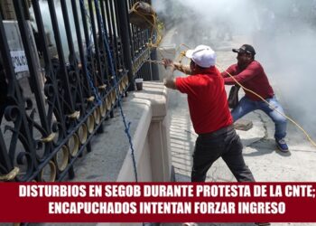 DISTURBIOS EN SEGOB DURANTE PROTESTA DE LA CNTE; ENCAPUCHADOS INTENTAN FORZAR INGRESO