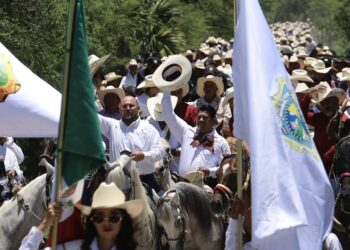 Héctor Villegas encabeza cabalgata por el 408° aniversario de Jaumave en representación del gobernador Américo Villarreal