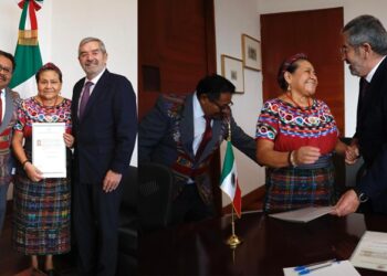 RIGOBERTA MENCHÚ YA ES CIUDADANA MEXICANA; recibe carta de naturalización en emotiva ceremonia
