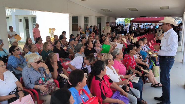 DELEGADO FEDERAL ACOMPAÑA A MUJERES Y ADULTOS MAYORES DE MATAMOROS EN SU REGISTRO