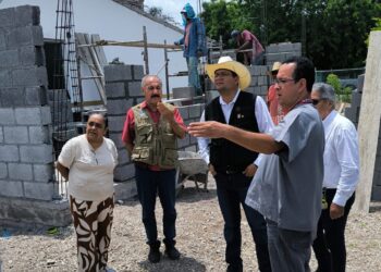 LUIS LAURO REYES RECORRE LA UNIDAD DE MEDICINA FAMILIAR EN GONZÁLEZ