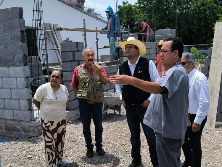 LUIS LAURO REYES RECORRE LA UNIDAD DE MEDICINA FAMILIAR EN GONZÁLEZ