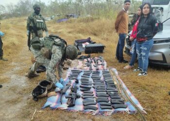 Accidente revela arsenal oculto: detienen a dos mujeres y un hombre en Tamaulipas