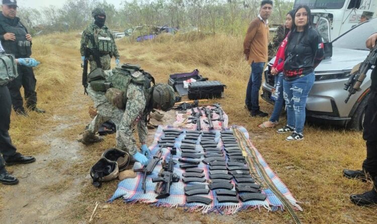 Accidente revela arsenal oculto: detienen a dos mujeres y un hombre en Tamaulipas