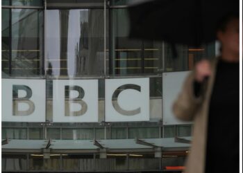Director saliente de la BBC llama a defender la integridad periodística ante amenaza de demanda de Donald Trump