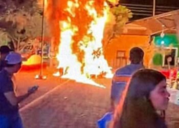 TENSIÓN EN JONACATEPEC: QUEMAN DECORACIÓN NAVIDEÑA TRAS PRESUNTO ATROPELLAMIENTO DE UN NIÑO Y UN ADULTO