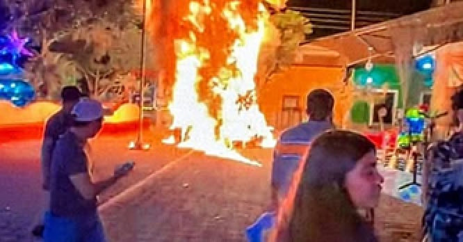 TENSIÓN EN JONACATEPEC: QUEMAN DECORACIÓN NAVIDEÑA TRAS PRESUNTO ATROPELLAMIENTO DE UN NIÑO Y UN ADULTO