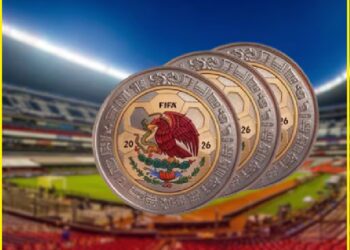 📰📰BANXICO LANZA MONEDAS CONMEMORATIVAS RUMBO AL MUNDIAL 2026. Ciudad de México.— El Banco de México anunció la próxima puesta a la venta de tres monedas conmemorativas elaboradas en oro, plata y versión bimetálica, luego de que el Pleno de la Comisión Permanente otorgara la autorización correspondiente. Las piezas celebran la Copa Mundial de Futbol 2026, organizada de manera conjunta por México, Estados Unidos y Canadá.  Entre las más destacadas se encuentran las monedas de oro puro ley 0.999, con un valor nominal de hasta 25 pesos y un contenido de 7.776 gramos, equivalente a un cuarto de onza troy. Aunque su denominación es simbólica, estas piezas están dirigidas principalmente a coleccionistas e inversionistas, ya que su valor real está determinado por el metal precioso y su carácter conmemorativo.  También se emitirá una moneda de plata de una onza troy, con 31.1 gramos de peso, 40 milímetros de diámetro y un valor nominal de 10 pesos. Este tipo de piezas suele tener alta demanda tanto en el mercado nacional como internacional, por su pureza, diseño y respaldo institucional.  Las monedas bimetálicas completan la serie con una opción accesible para el público general, consolidando una colección que combina valor histórico, cultural y patrimonial.  Más allá de su función monetaria, estas emisiones representan un recuerdo exclusivo de la participación de México como sede del Mundial 2026, un evento que coloca al país en el centro de la atención deportiva global y que ahora quedará plasmado en piezas diseñadas para trascender el tiempo.