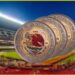 📰📰BANXICO LANZA MONEDAS CONMEMORATIVAS RUMBO AL MUNDIAL 2026. Ciudad de México.— El Banco de México anunció la próxima puesta a la venta de tres monedas conmemorativas elaboradas en oro, plata y versión bimetálica, luego de que el Pleno de la Comisión Permanente otorgara la autorización correspondiente. Las piezas celebran la Copa Mundial de Futbol 2026, organizada de manera conjunta por México, Estados Unidos y Canadá.  Entre las más destacadas se encuentran las monedas de oro puro ley 0.999, con un valor nominal de hasta 25 pesos y un contenido de 7.776 gramos, equivalente a un cuarto de onza troy. Aunque su denominación es simbólica, estas piezas están dirigidas principalmente a coleccionistas e inversionistas, ya que su valor real está determinado por el metal precioso y su carácter conmemorativo.  También se emitirá una moneda de plata de una onza troy, con 31.1 gramos de peso, 40 milímetros de diámetro y un valor nominal de 10 pesos. Este tipo de piezas suele tener alta demanda tanto en el mercado nacional como internacional, por su pureza, diseño y respaldo institucional.  Las monedas bimetálicas completan la serie con una opción accesible para el público general, consolidando una colección que combina valor histórico, cultural y patrimonial.  Más allá de su función monetaria, estas emisiones representan un recuerdo exclusivo de la participación de México como sede del Mundial 2026, un evento que coloca al país en el centro de la atención deportiva global y que ahora quedará plasmado en piezas diseñadas para trascender el tiempo.