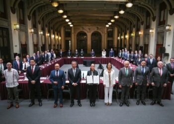 Sheinbaum y empresarios acuerdan mantener gasolina regular por debajo de los 24 pesos