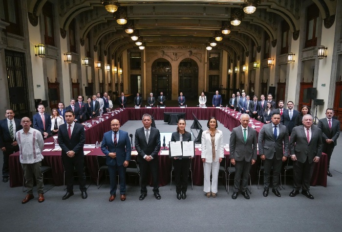 Sheinbaum y empresarios acuerdan mantener gasolina regular por debajo de los 24 pesos
