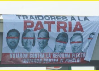 Aparecen mantas de protesta en Oaxaca contra legisladores que votaron en contra de reforma electoral