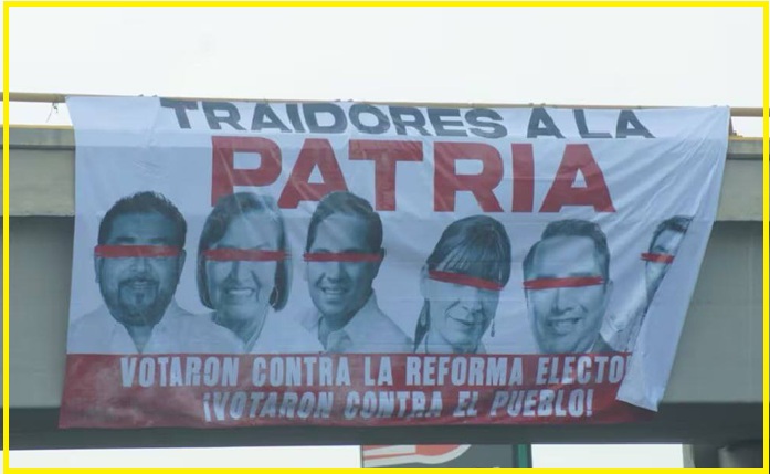 Aparecen mantas de protesta en Oaxaca contra legisladores que votaron en contra de reforma electoral