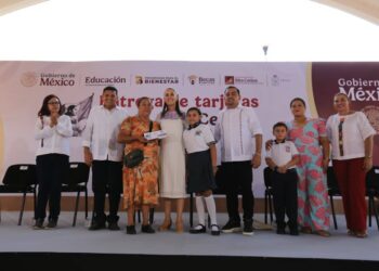Sheinbaum inicia entrega de tarjetas de la Beca Rita Cetina en Tabasco