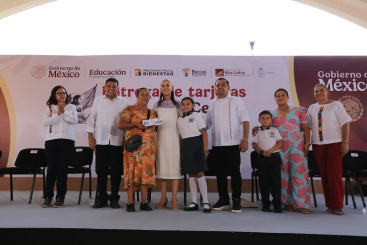 Sheinbaum inicia entrega de tarjetas de la Beca Rita Cetina en Tabasco