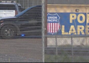 Investigan muerte de seis personas halladas en vagón ferroviario en Laredo