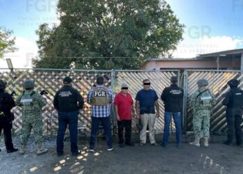 Sorprenden a dos hombres en predio resguardado por la FGR: Aseguran 1,800 litros de combustible en San Fernando