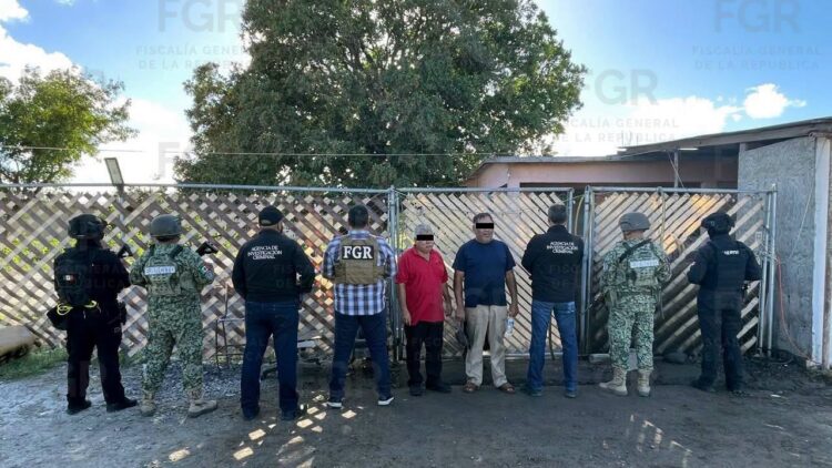 Sorprenden a dos hombres en predio resguardado por la FGR: Aseguran 1,800 litros de combustible en San Fernando