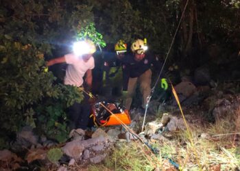 Percance vial en la carretera vieja a Tula deja a un motociclista herido en un barranco