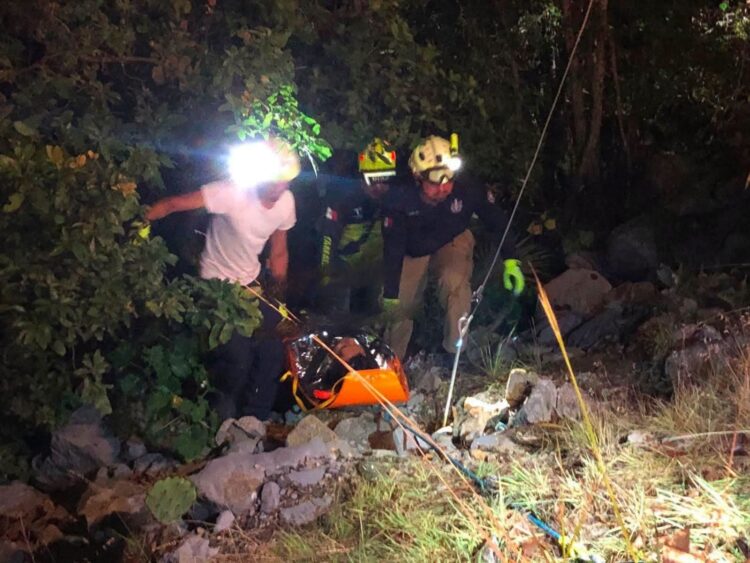 Percance vial en la carretera vieja a Tula deja a un motociclista herido en un barranco