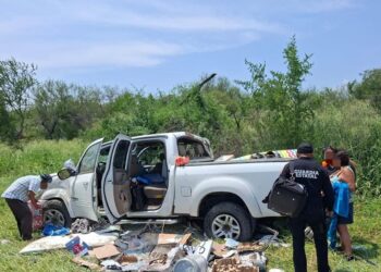 Familia procedente de EE. UU. sufre salida de camino en la Carretera Federal 101, en Padilla