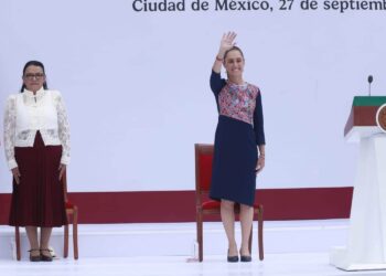 “Nunca entendieron que el pueblo se levanta con dirigentes extraordinarios como AMLO”: Sheinbaum en el Zócalo