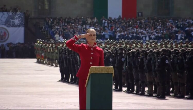 Claudia Sheinbaum encabeza el Desfile Cívico-Militar en el Zócalo por el 216 Aniversario de la Independencia de México