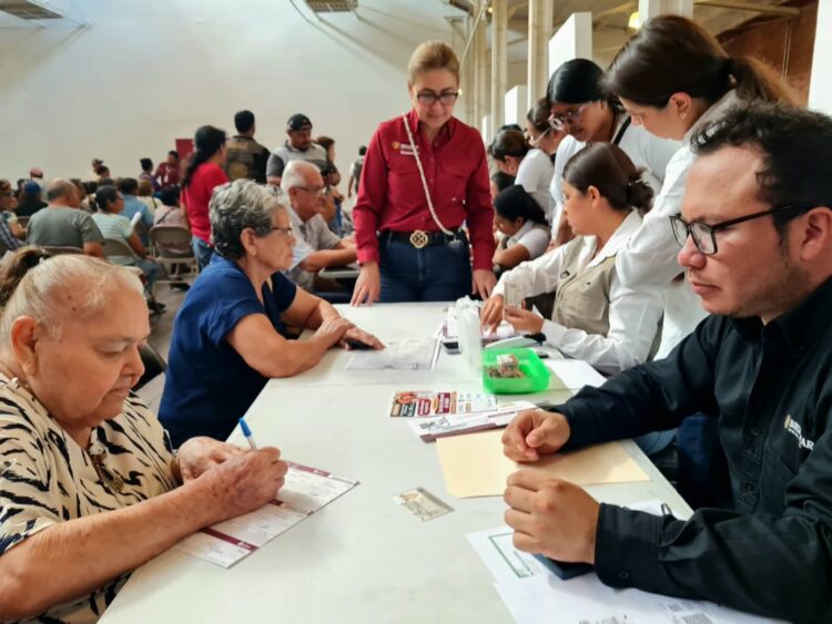 Certeza para los abuelitos: entregan más de 10 mil tarjetas de pensión por reposición en Tamaulipas